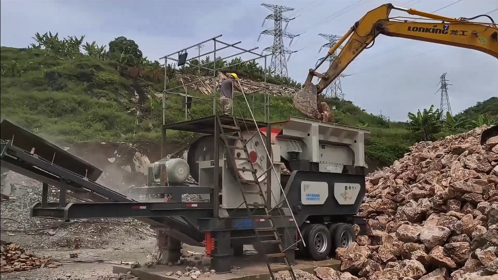Our company's mobile limestone crushing production line in Yunnan, China, has officially commenced operations | Hourly capacity: 220 tonnes.