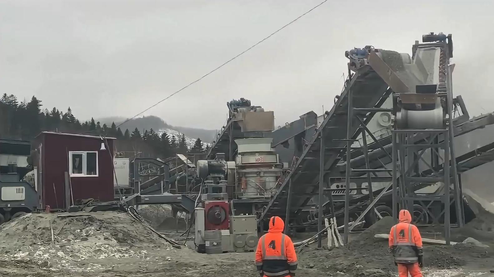 Our company successfully set up and commissioned a mobile stone crushing production line in Russia | 280 t/h capacity