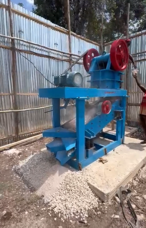 A stationary integrated jaw crusher and screening unit supplied by our company to East Africa has officially entered production.